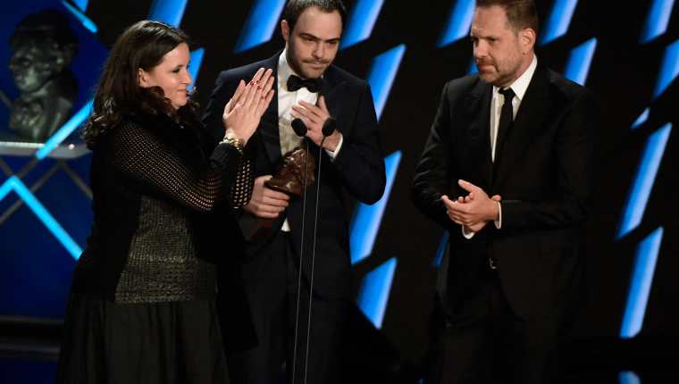 Los productores de cine reciben el premio Goya a la mejor película latinoamericana por la película argentina 'Argentina, 1985' en la 37ª gala de los premios Goya.  (Foto Prensa Libre: AFP)