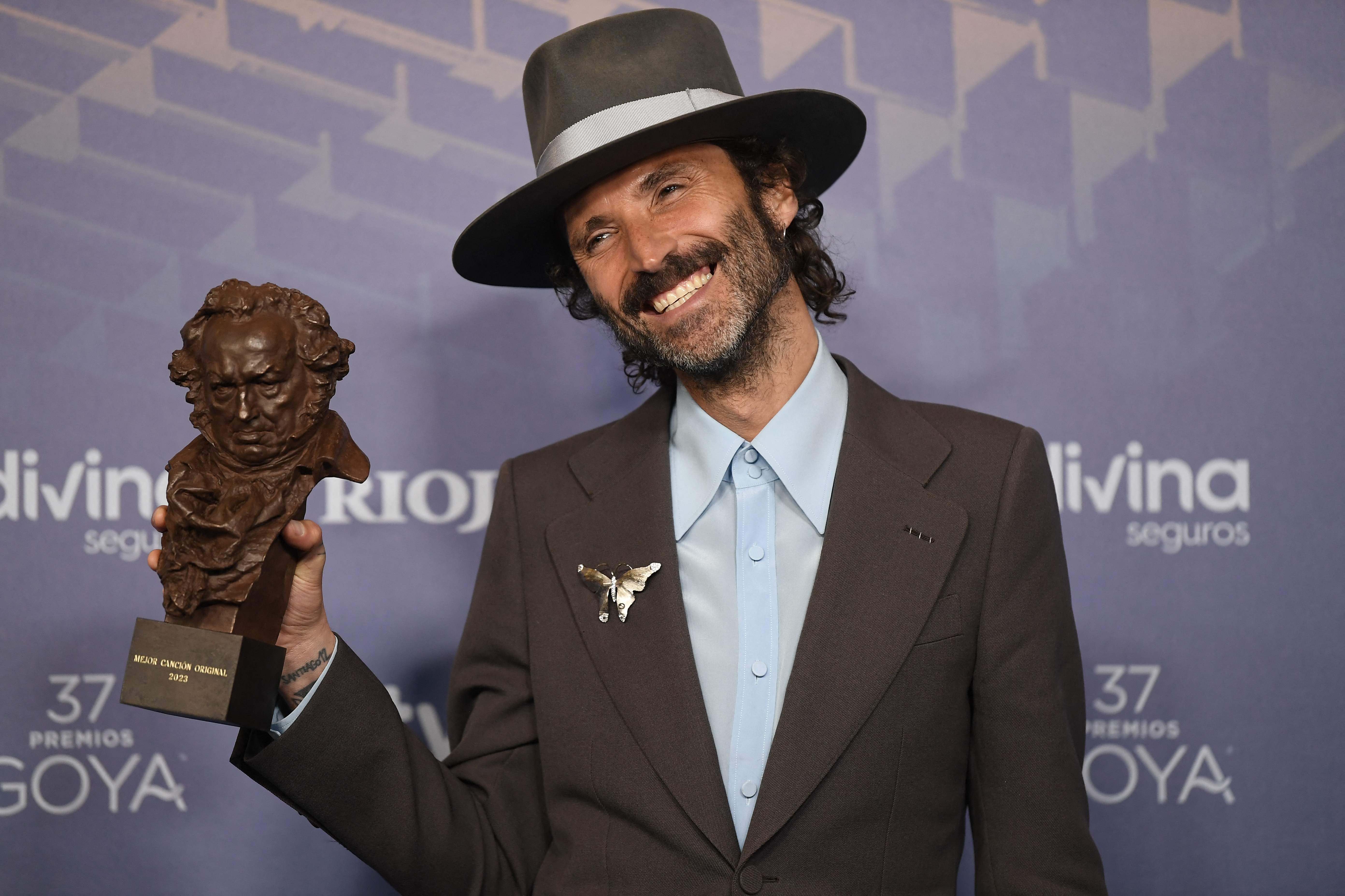 El músico español Leiva posa con su Goya a la mejor canción por "Sintiendolo Mucho" en la 37ª gala de los premios Goya en Sevilla.  (Foto Prensa Libre: AFP)