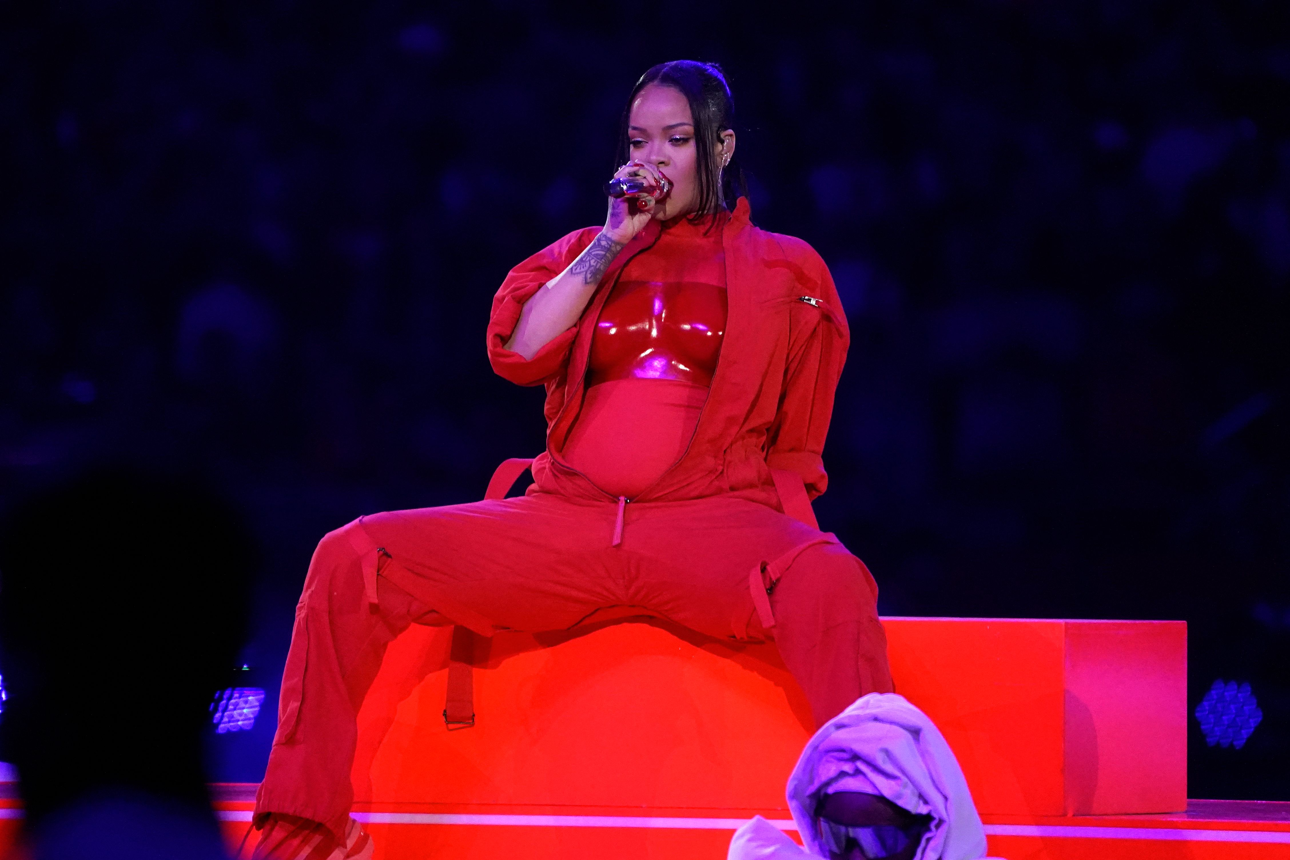 Rihanna aparece embarazada durante su presentación en el Super Bowl 2023.  (Foto Prensa Libre: AFP)