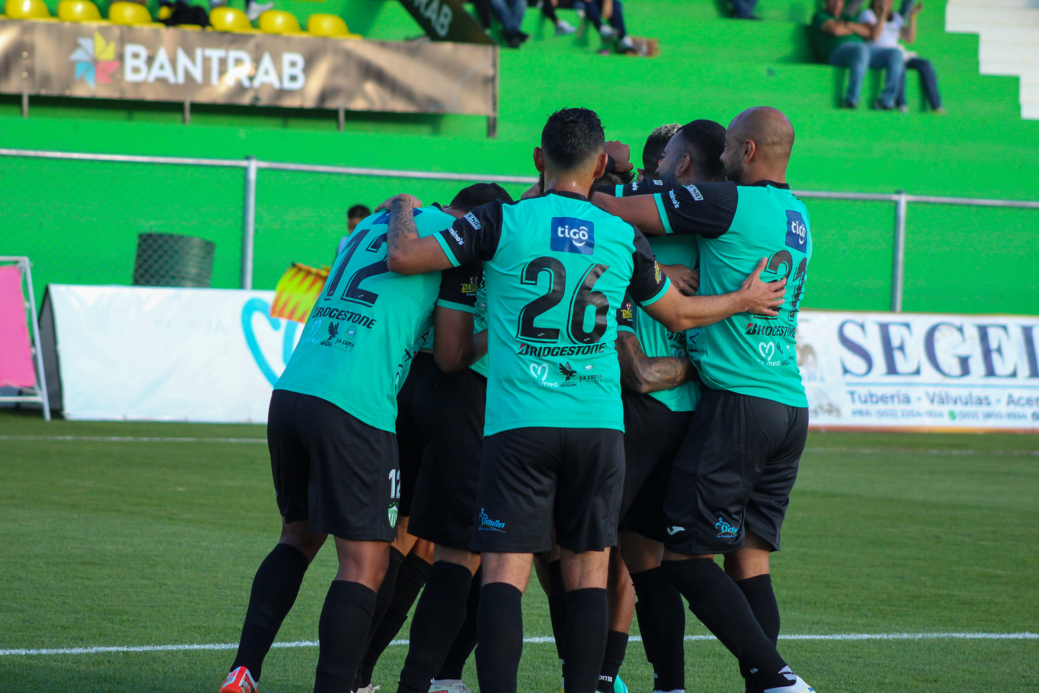 Los jugadores de Antigua GFC celebra uno de los goles del triunfo frente a Achuapa. (Foto Antigua GFC).