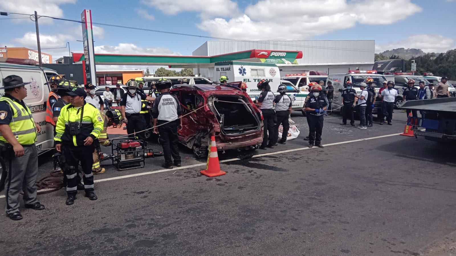 Un vehículo se accidentó en el kilómetro 40 de la ruta Interamericana y sus cinco ocupantes murieron. (Foto Prensa Libre: V. Chamalé)
