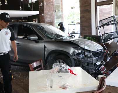Videos e imágenes: Carro se empotra en restaurante en El Naranjo y deja cinco heridos