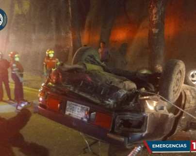 Un carro chocó y volcó en la zona 3 capitalina y afecta el paso de vehículos en el Anillo Periférico. (Foto Prensa Libre: Bomberos Municipales)