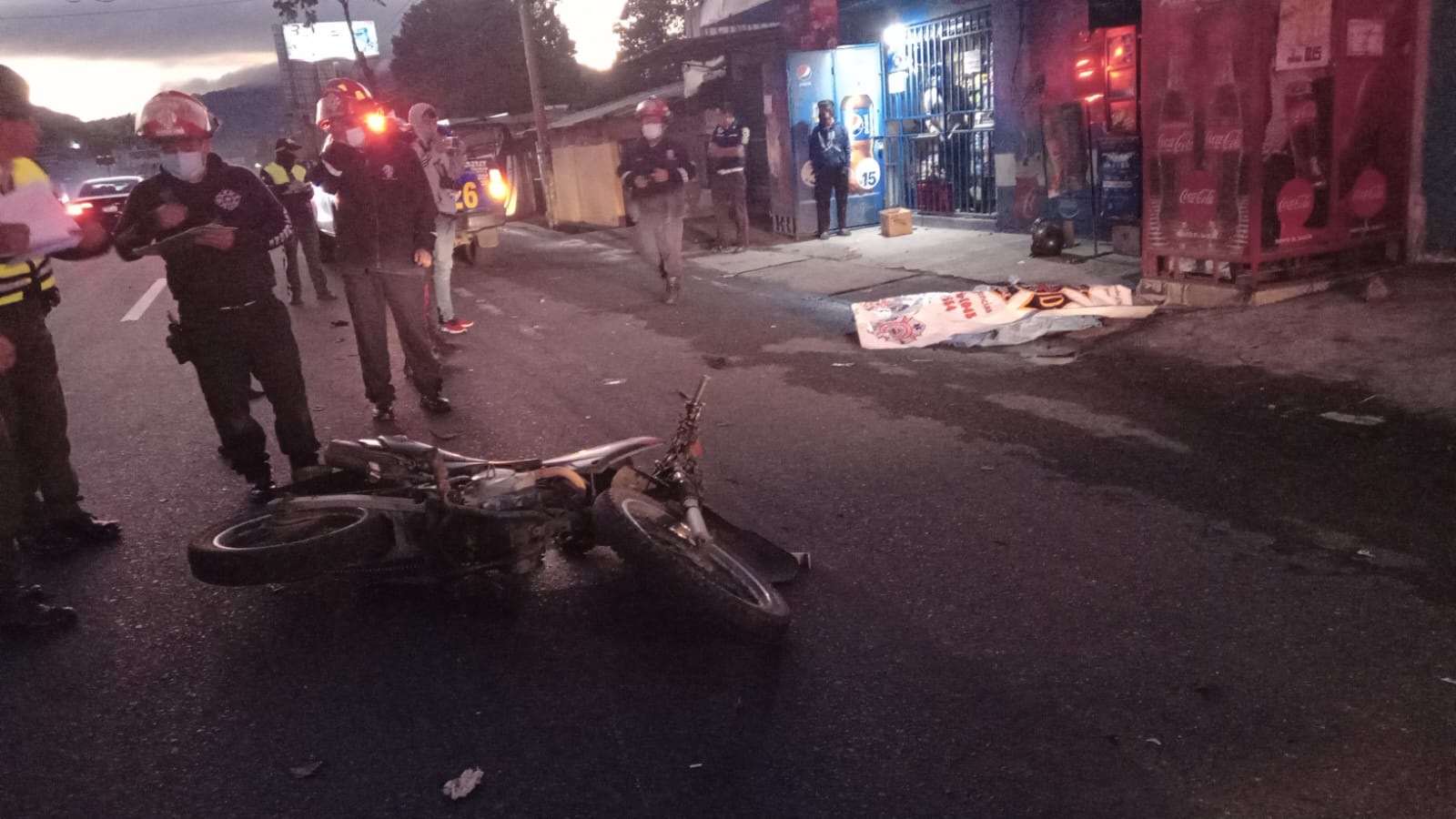 Una persona murió arrollada en el km 49 de la ruta Interamericana, El Tejar, Chimaltenango, y un motorista resultó herido. (Foto Prensa Libre: V. Chamalé)