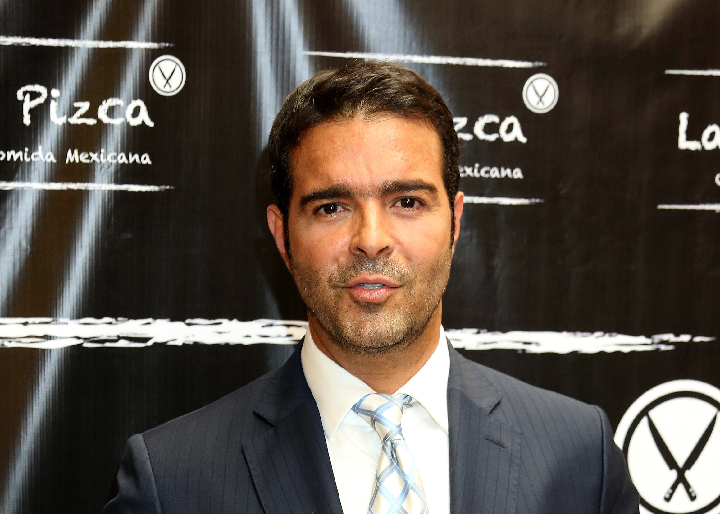 Fotografía fechada el 5 de junio de 2018 y cedida hoy por Entrefam donde se observa al cantante mexicano Pablo Montero tras una rueda de prensa, en Ciudad de México. Montero fue denunciado por el presunto abuso sexual a una mujer en el sureño estado mexicano de Chiapas, reveló este lunes la Fiscalía General del Estado (FGE) que, no obstante, negó que hubiera una orden de aprehensión en contra del intérprete. (Foto Prensa Libre: EFE)