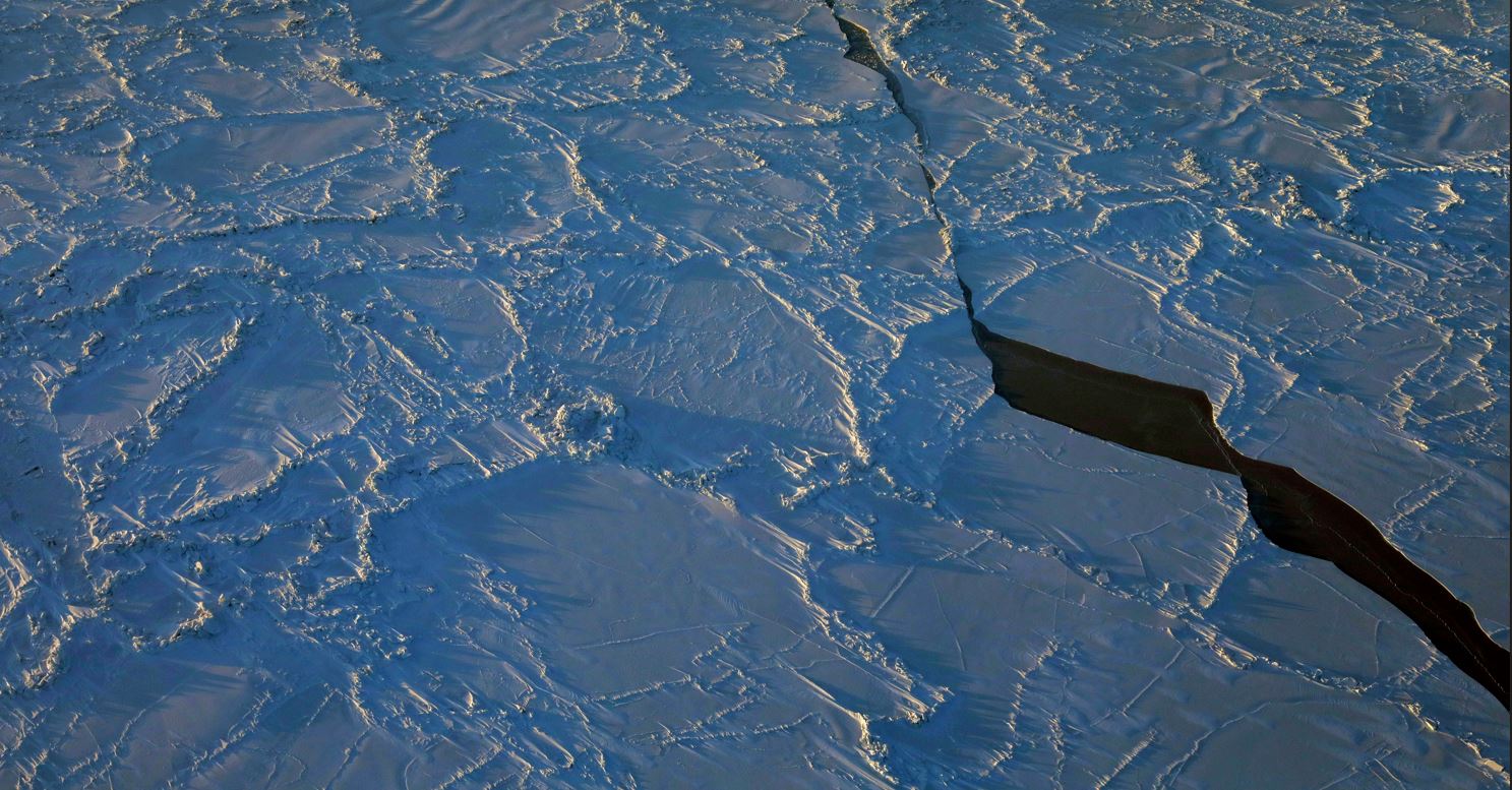 El océano Ártico congelado, donde se sospecha que cayeron los restos de un globo derribado cerca de Deadhorse, Alaska, el 17 de febrero de 2023. (Brian Adams/The New York Times).