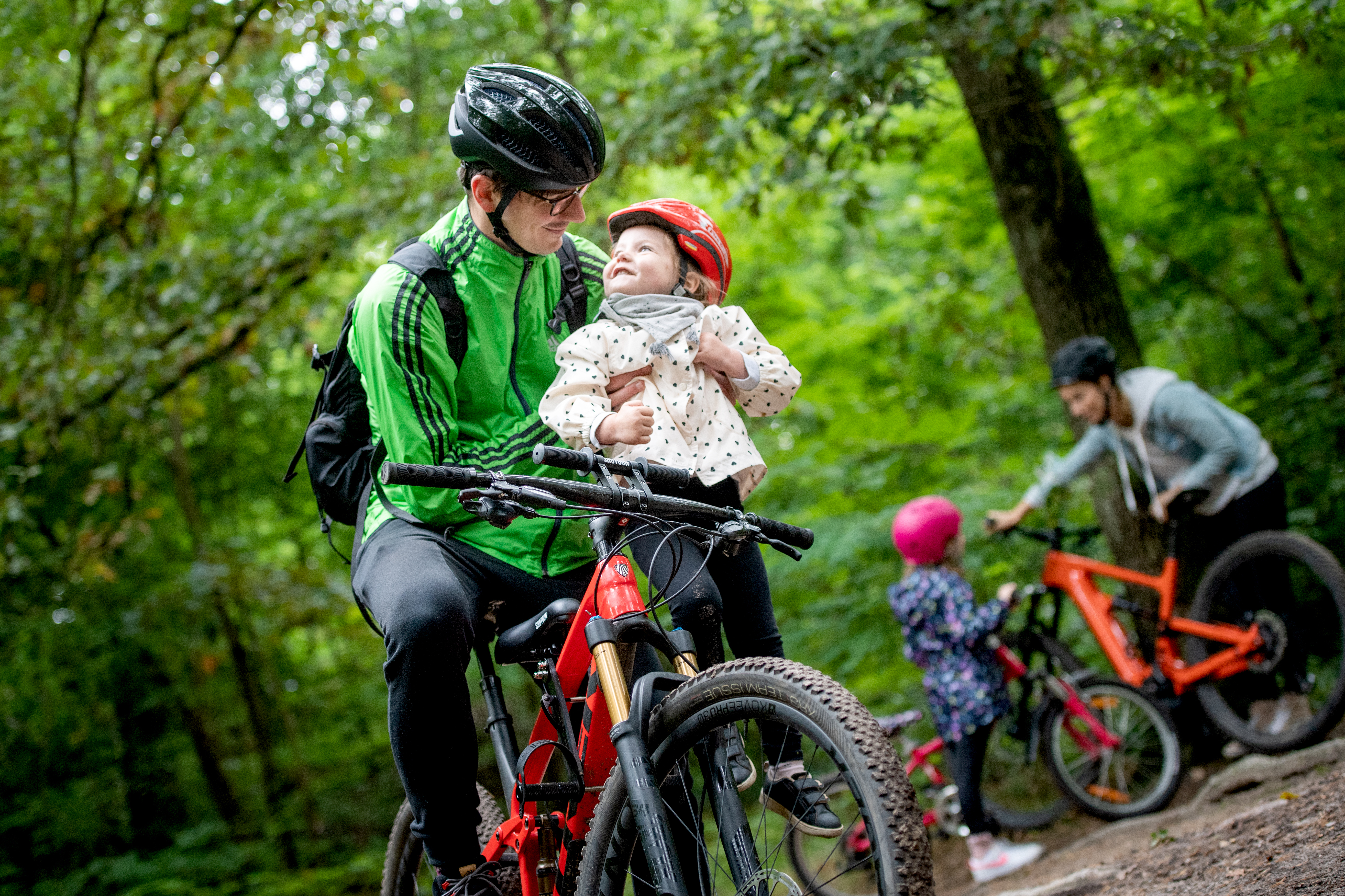 ¿Qué se debe tomar en cuenta para comprar un casco para bicicleta?: Así se protege a los niños y adolescentes