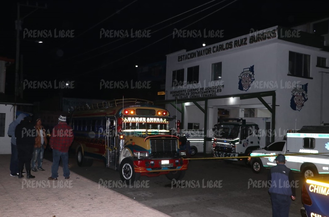 Un asalto en un autobús que viajaba de Xela a la capital dejó tres muertos. (Foto Prensa Libre: V. Chamalé) 