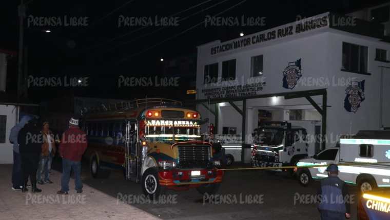 Un asalto en un autobús que viajaba de Xela a la capital dejó tres muertos. (Foto Prensa Libre: V. Chamalé) 