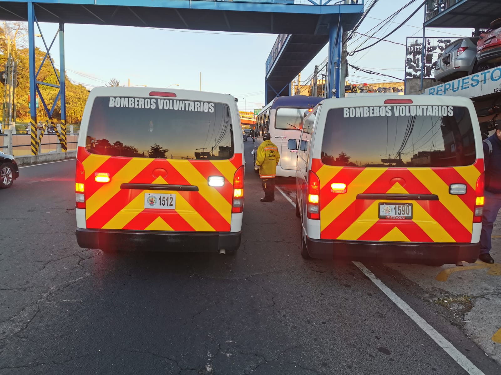 Socorristas atendieron una emergencia en el bulevar San Cristóbal por un incendio en un autobús escolar. (Foto Prensa Libre: Bomberos Voluntarios)