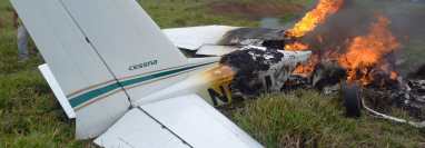 Una avioneta se incendió luego de haberse desplomado en San Francisco, Petén. (Foto Prensa Libre: Gobernación de Petén)