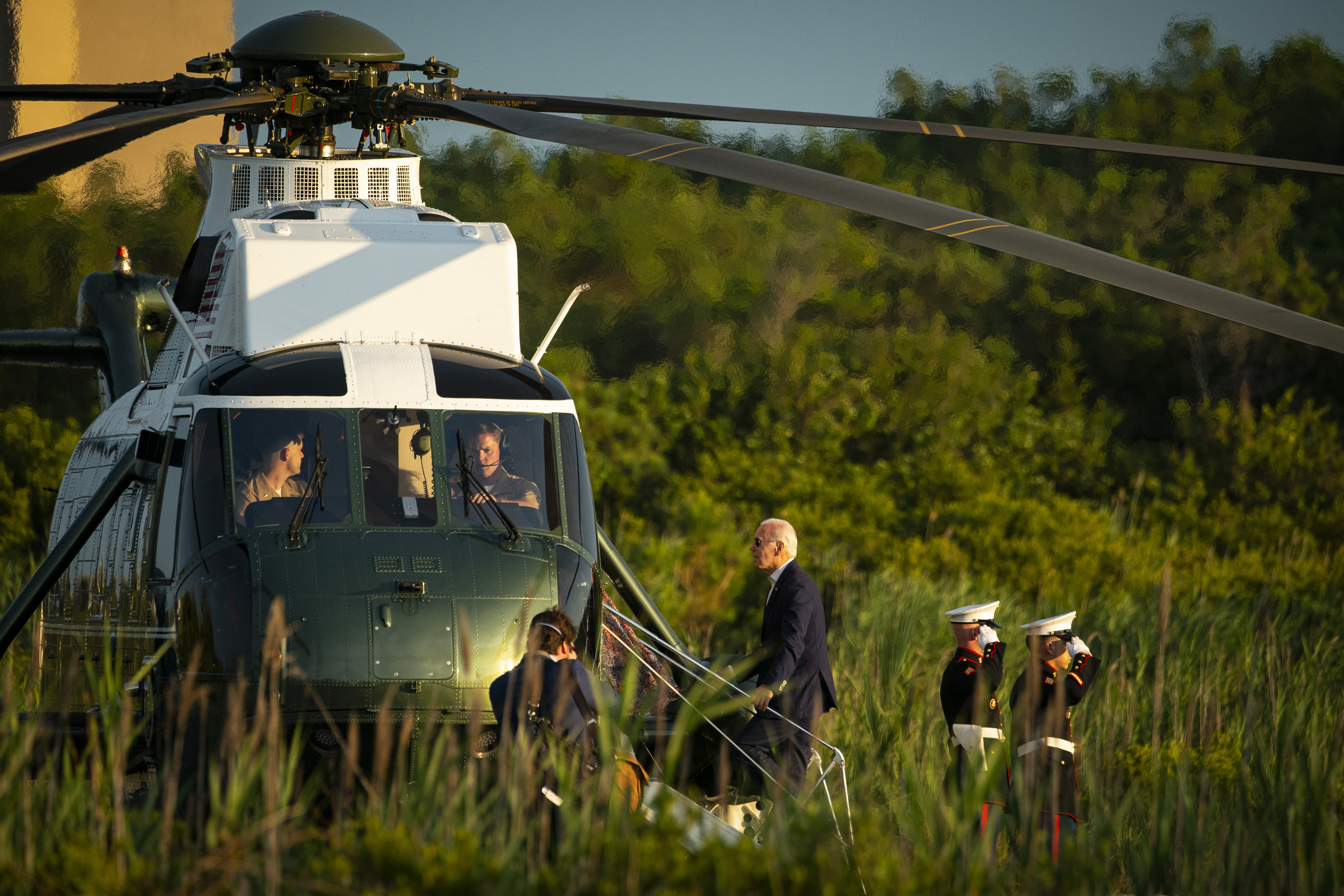 El presidente Joe Biden sube a bordo del Marine One en el Gordon's Pond State Park, cerca de su casa en Rehoboth Beach, Del. el 10 de julio de 2022. (Foto Prensa Libre: Al Drago/The New York Times)