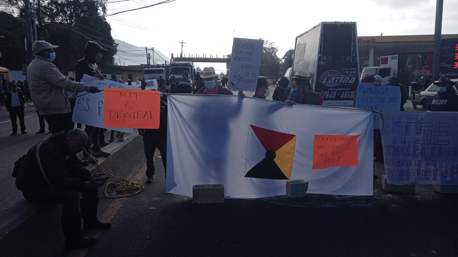 El paso de vehículos en El Tejar, Chimaltenango, es bloqueado por manifestantes. (Foto Prensa Libre: V. Chamalé)