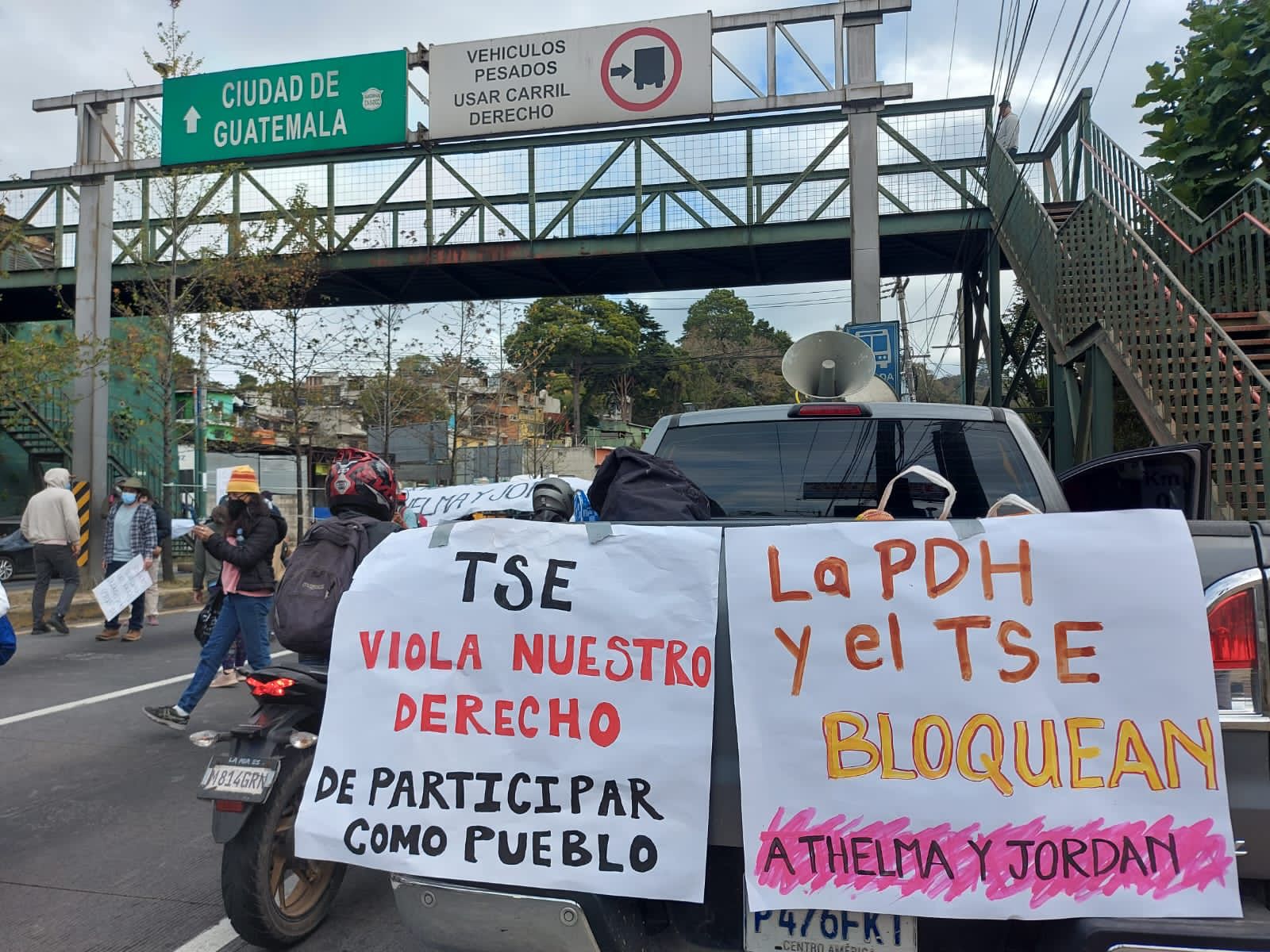 Simpatizantes de Codeca y el MLP bloquean carreteras este martes 21 de febrero. (Foto Prensa Libre: Emy Sánchez)