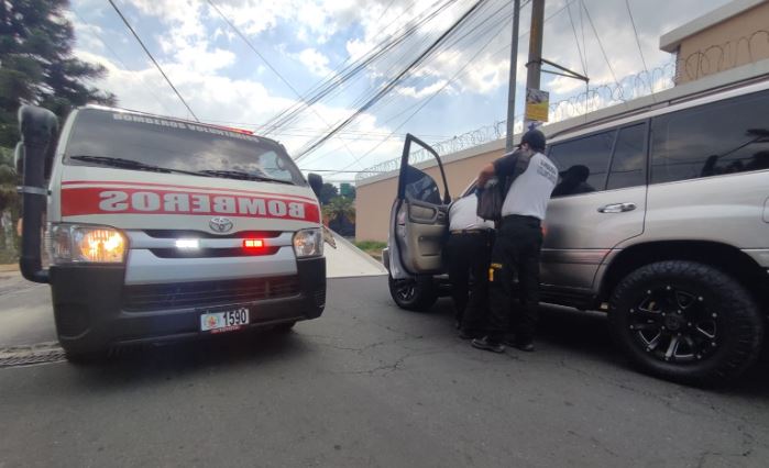 Bomberos dan detalles sobre el ataque armado a una persona hondureña a bordo de su vehículo en la zona 8 de Mixco
