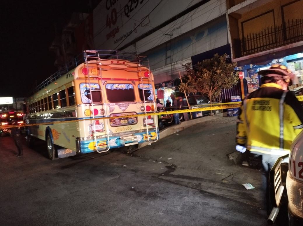 Francisco Rolando Velásquez Ordoñez, quien conducía un bus que estaba detenido en la calzada Kaibil Balam fue ultimado por un sicario. (Foto Prensa Libre: Mike Castillo)