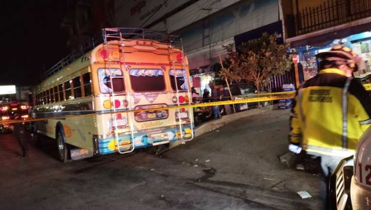 Francisco Rolando Velásquez Ordoñez, quien conducía un bus que estaba detenido en la calzada Kaibil Balam fue ultimado por un sicario. (Foto Prensa Libre: Mike Castillo)