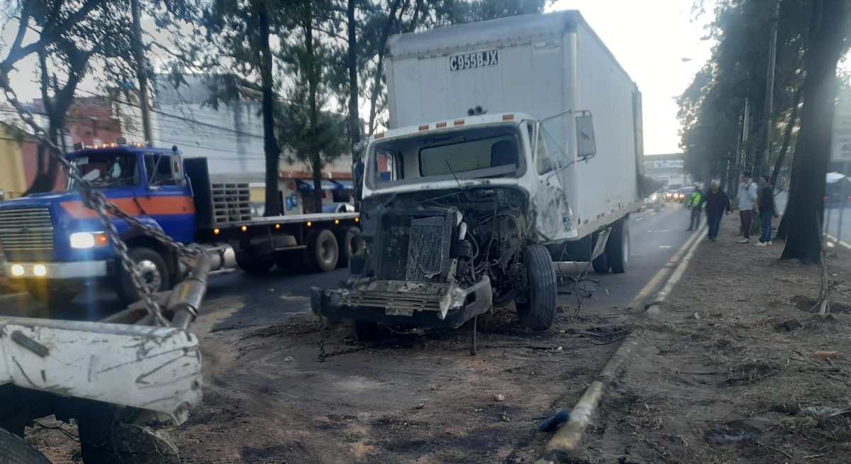 Camión volcado y un motorista fallecido: se registran accidentes de tránsito en el Anillo Periférico