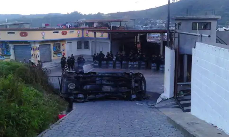 Agentes policiales resguardan un inmueble luego de que una turba linchó al alcalde de Concepción, Sololá, el 11 de octubre de 2015. (Foto: Hemeroteca PL)
