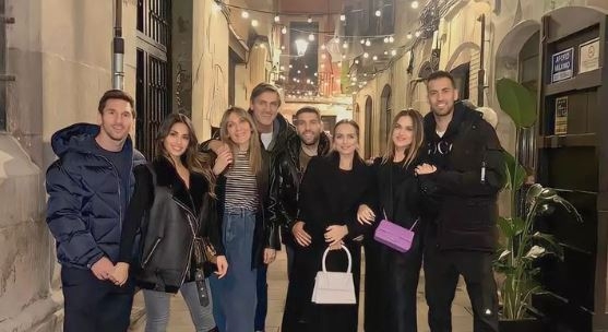 Lionel Messi deja París y regresa a Barcelona acompañado de su esposa Antonella Roccuzzo
