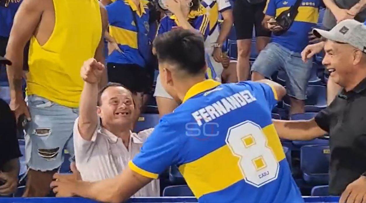 Fernández llenó de alegría a un seguidor con el que compartió un breve momento después del juego. (Foto Prensa Libre: Captura)