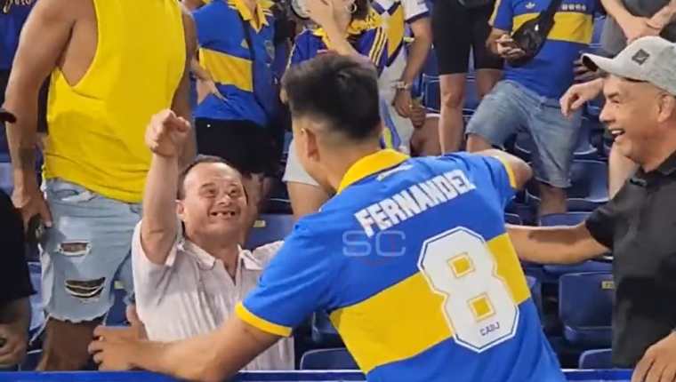 Fernández llenó de alegría a un seguidor con el que compartió un breve momento después del juego. (Foto Prensa Libre: Captura)