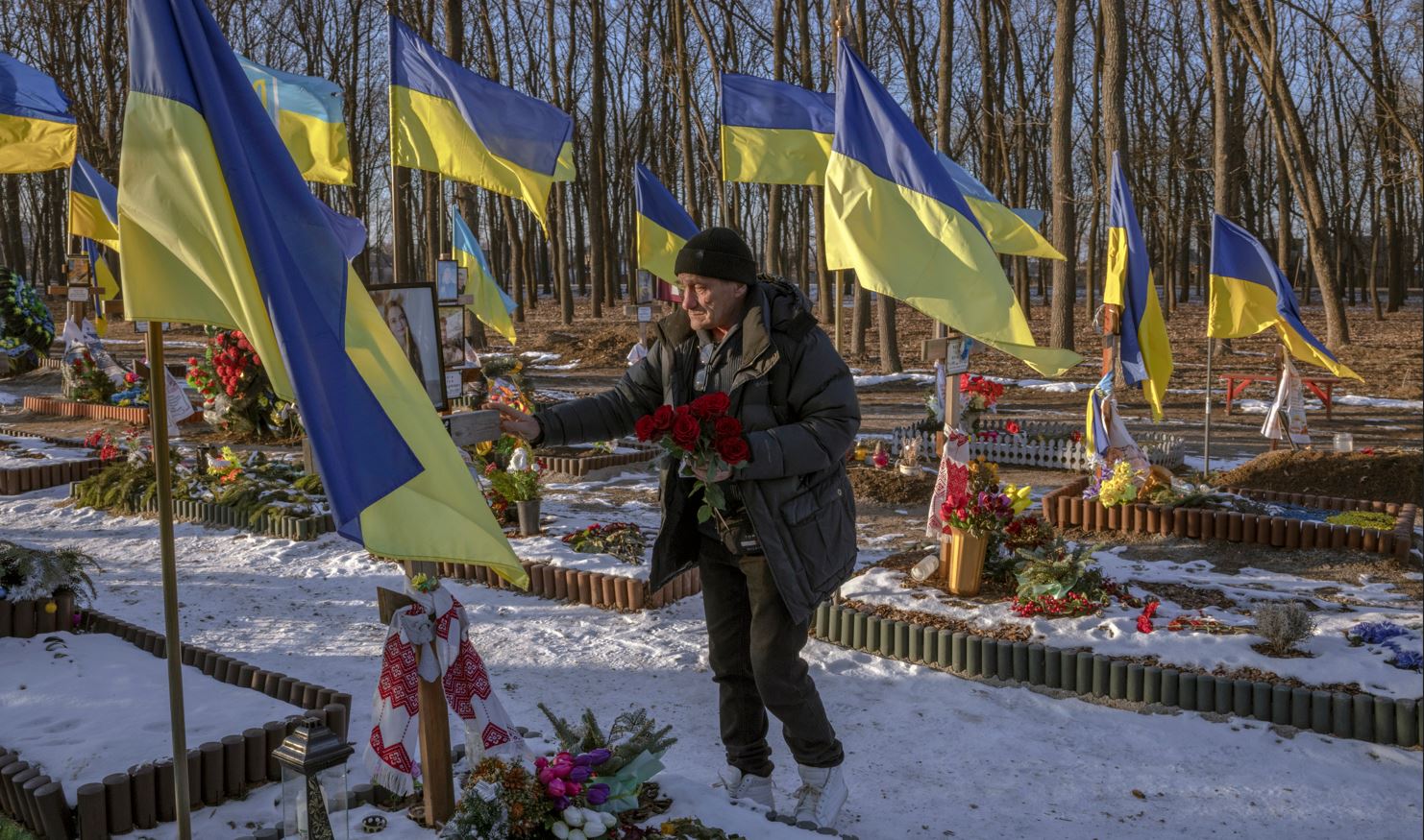 Yurii Melster visita las tumbas de su hijo Taras y su nuera Olha en la sección militar de un cementerio en Kropivnitski, Ucrania, el 10 de febrero de 2023. (Ivor Prickett/The New York Times)