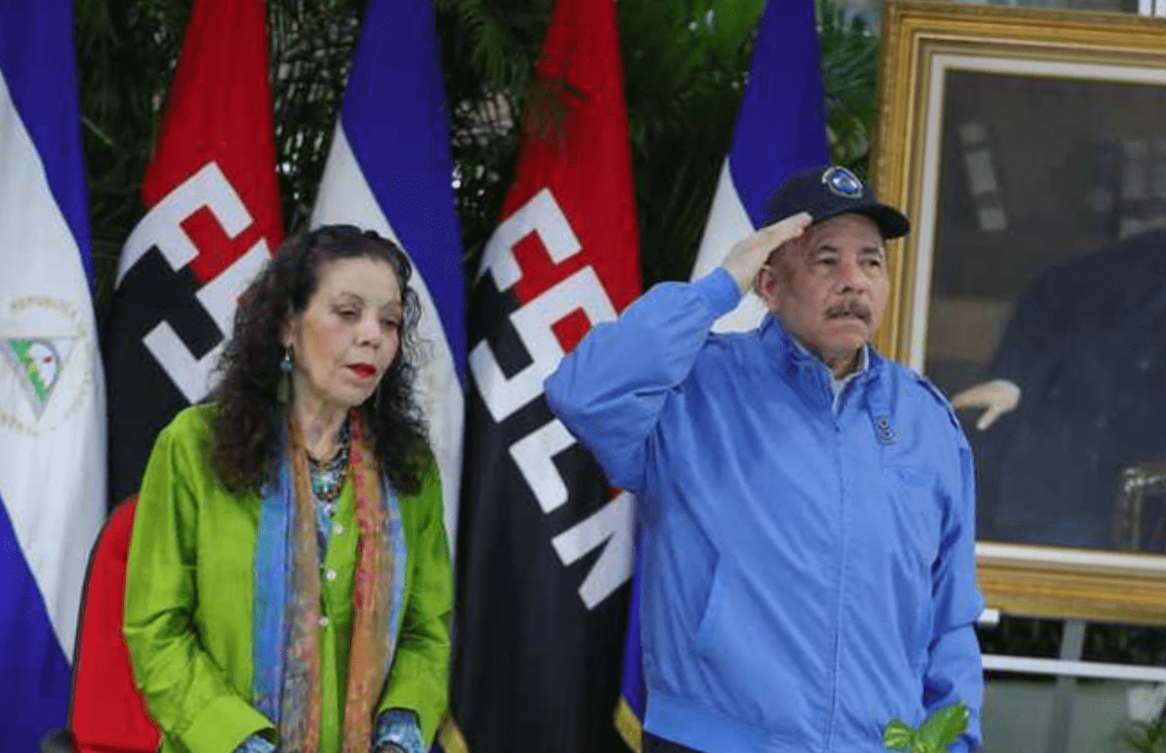 Fotografía cedida por la Presidencia de Nicaragua, del presidente de Nicaragua, Daniel Ortega junto a su esposa Rosario Murillo en un evento, en Managua. (Foto Prensa Libre: EFE)  