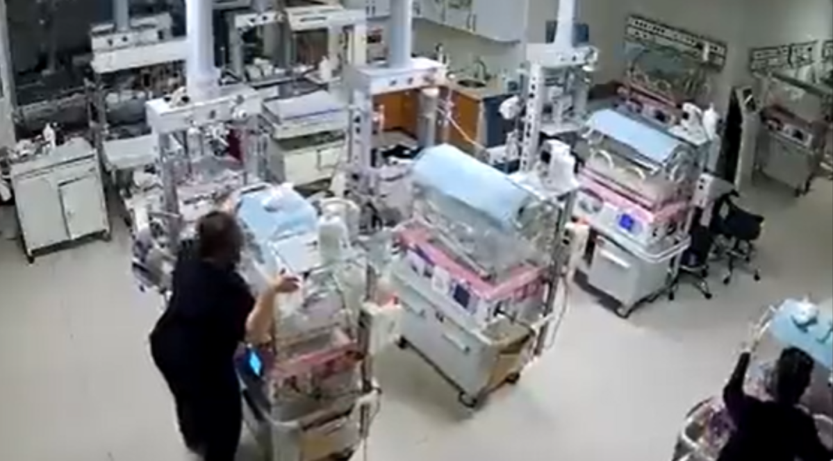 Video: la valiente acción de dos enfermeras que priorizaron salvar a los bebés en un hospital de Turquía durante terremoto