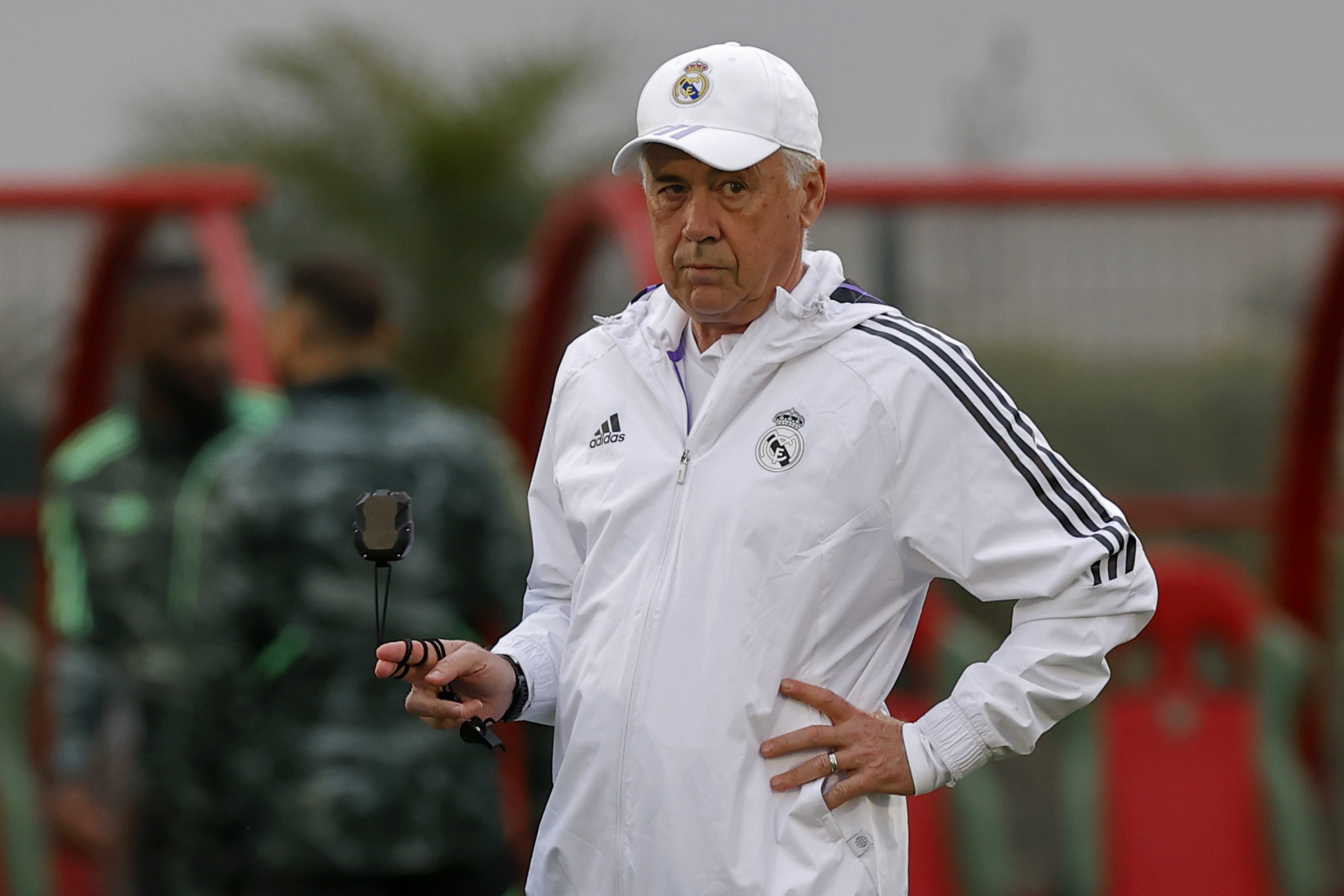 El entrenador del Real Madrid Carlo Ancelotti durante el entrenamiento celebrado este viernes en el Complejo Mohamed VI de Futbol en Rabat (Marruecos). (Foto Prensa Libre: EFE)