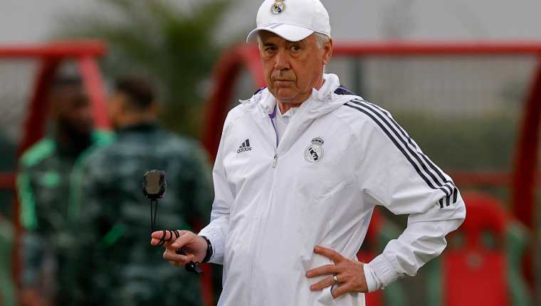 El entrenador del Real Madrid Carlo Ancelotti durante el entrenamiento celebrado este viernes en el Complejo Mohamed VI de Futbol en Rabat (Marruecos). (Foto Prensa Libre: EFE)