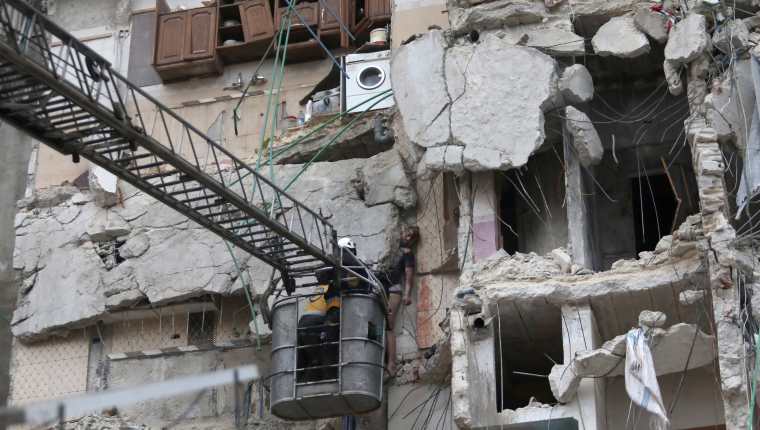 Personas quedaron bajo los escombros de edificios destruidos por un terremoto en Turquía y Siria. (Foto Prensa Libre: EFE)