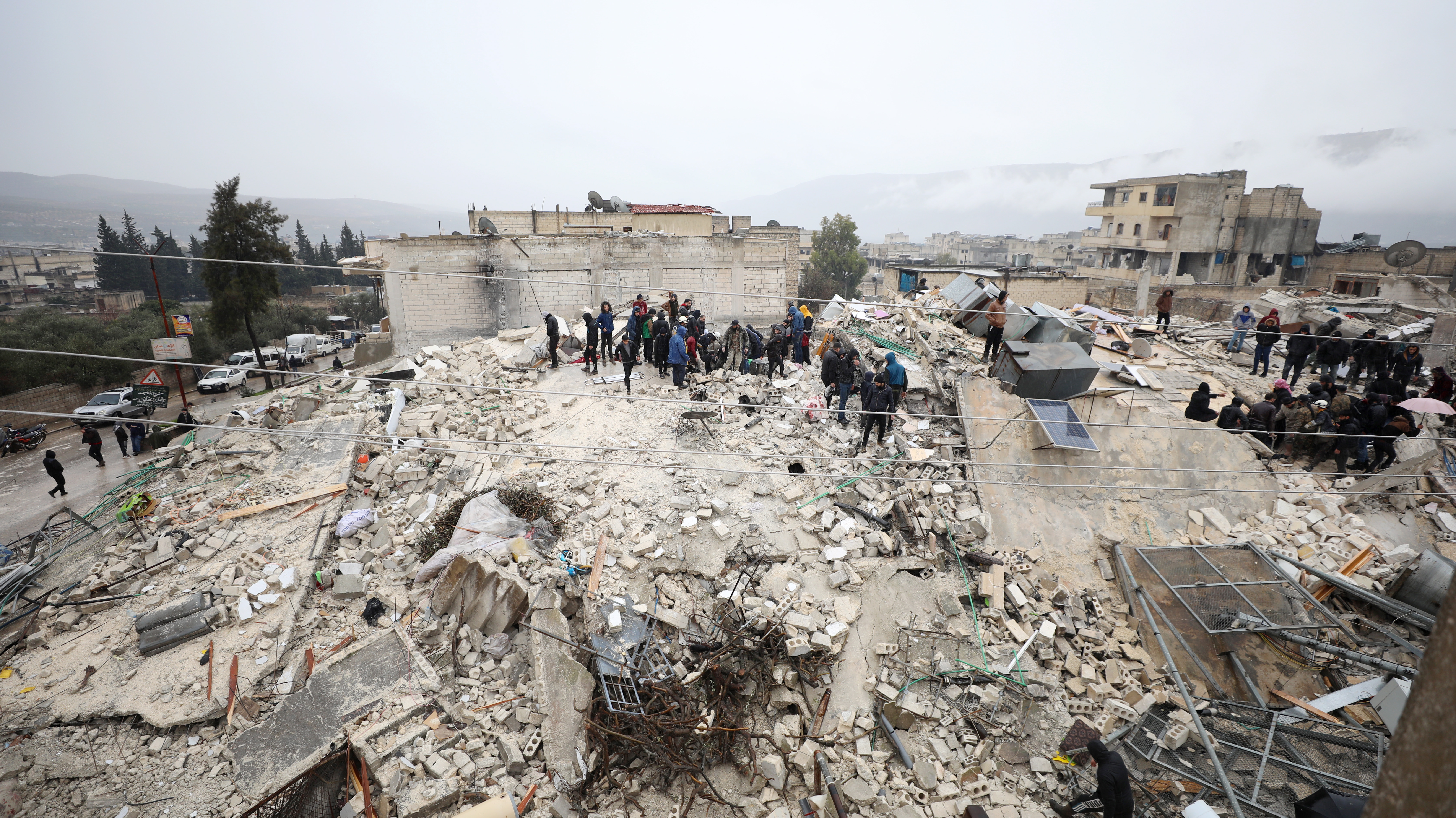Personas quedaron bajo los escombros de edificios destruidos por un terremoto en Turquía y Siria. (Foto Prensa Libre: EFE)