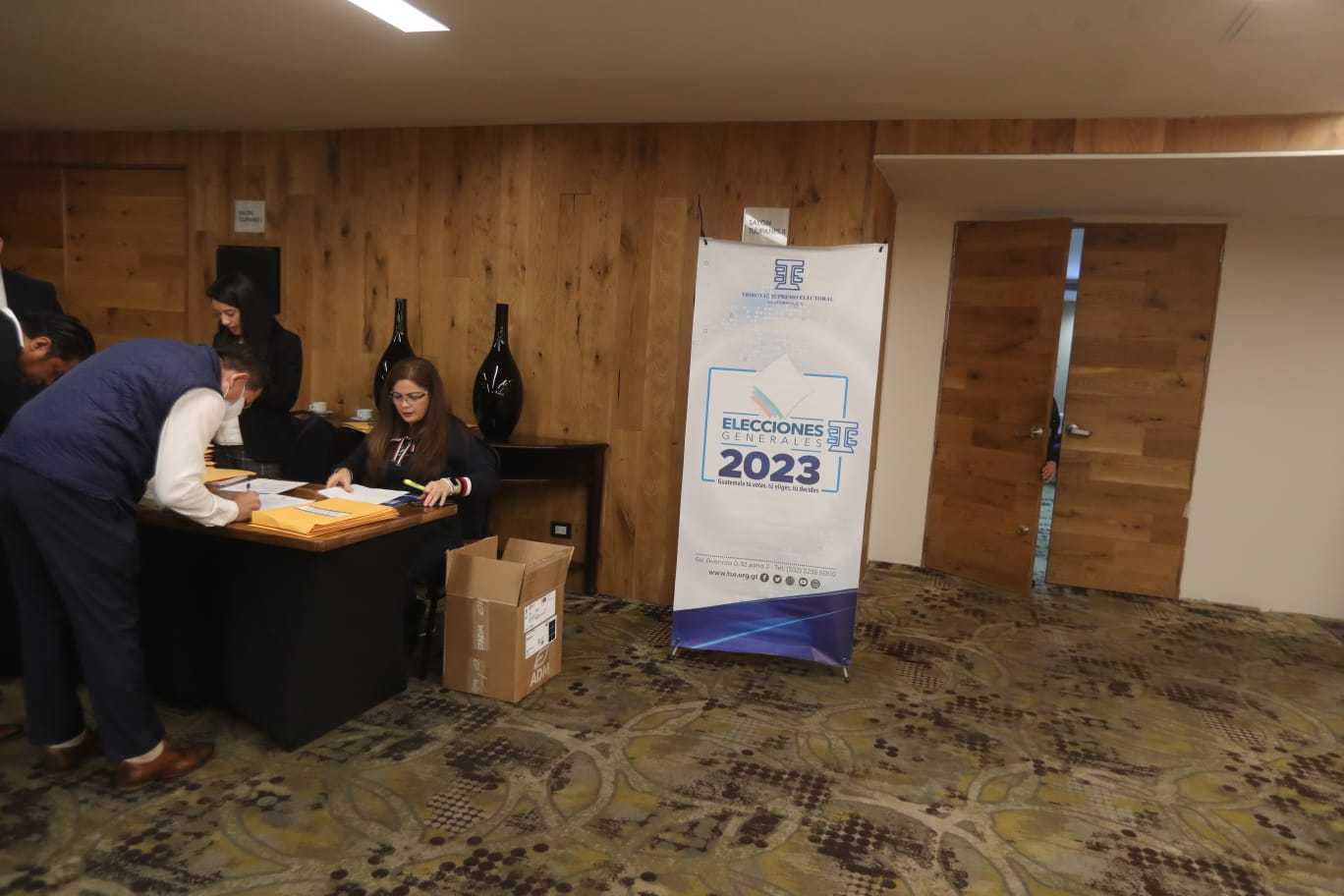 Fiscales de partidos políticos y magistrados del TSE se reúnen para tratar temas de las elecciones en Guatemala. (Foto Prensa Libre: Érick Ávila)