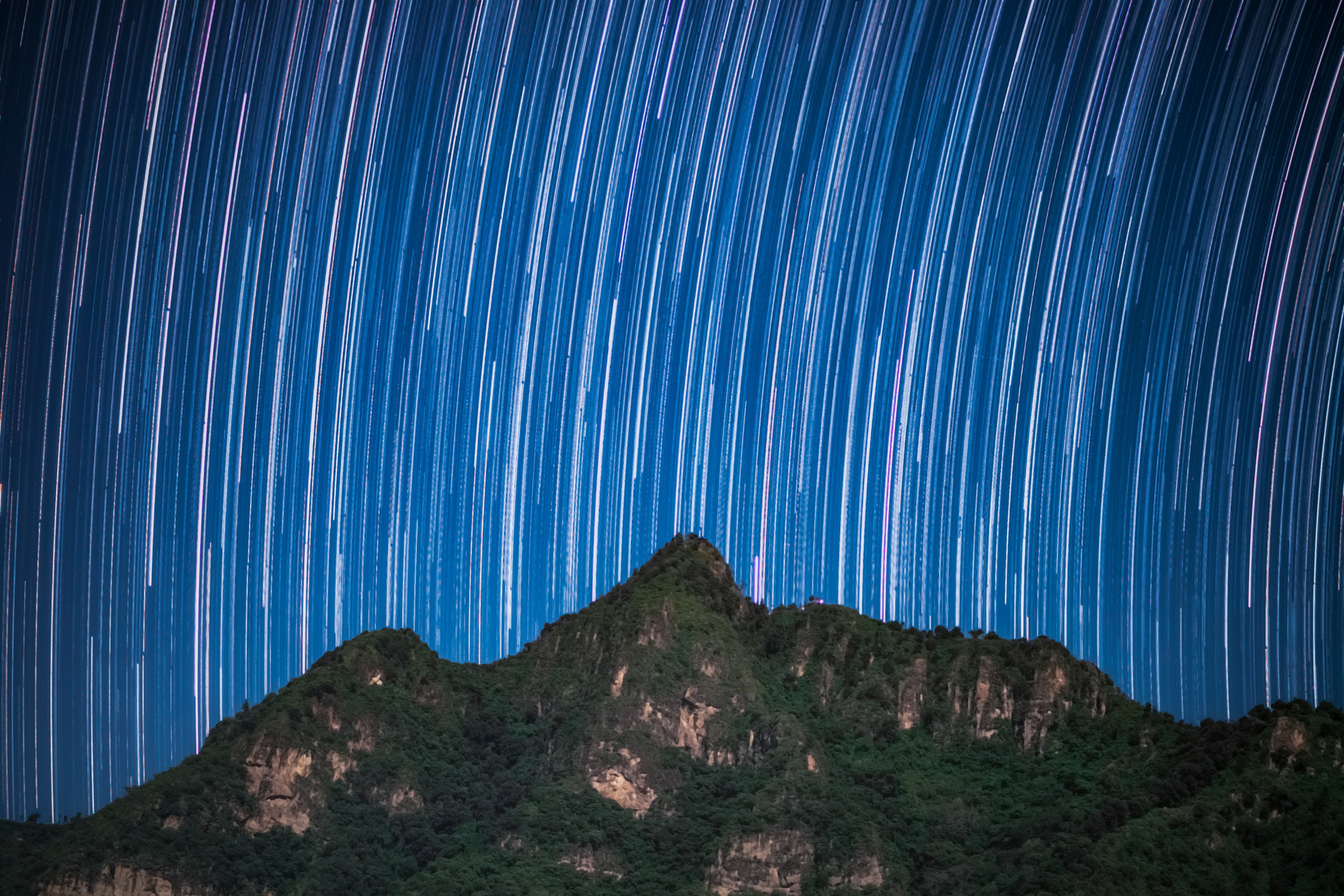La fotografía promueve la astronomía y la observación de los fenómenos en el cielo, como este trazo de estrellas en el cerro Rostro Maya, Sololá. (Foto Prensa Libre: Sergio Montúfar (pinceladasnocturnas.com)).
