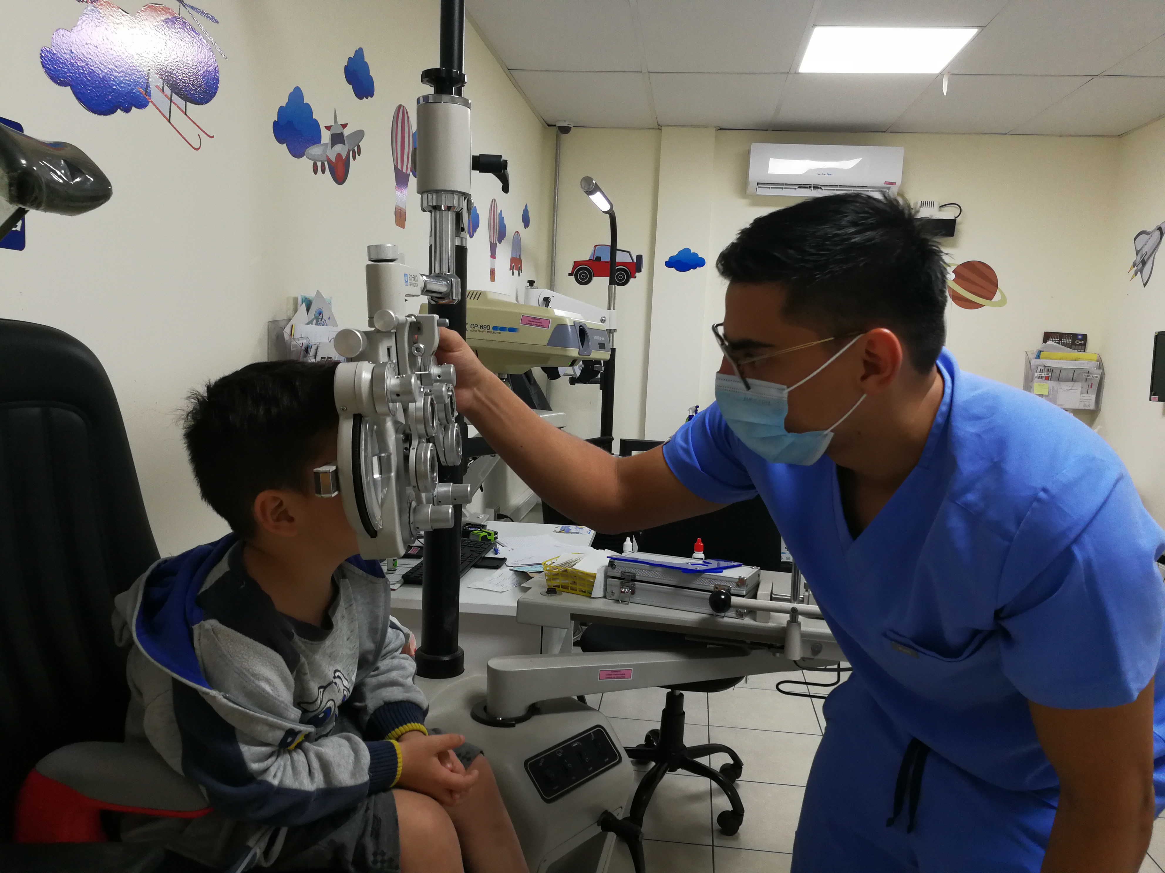 Los padecimientos que los niños tienen en la visión han cambiado tras el uso constante de pantallas digitales. (Foto Prensa Libre: Ana Lucía Ola)