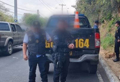 “Le ordenó pagar Q1 mil 500”: los detalles del caso de un policía que exigió dinero y amenazó a un repartidor de comida en la zona 8 de Mixco