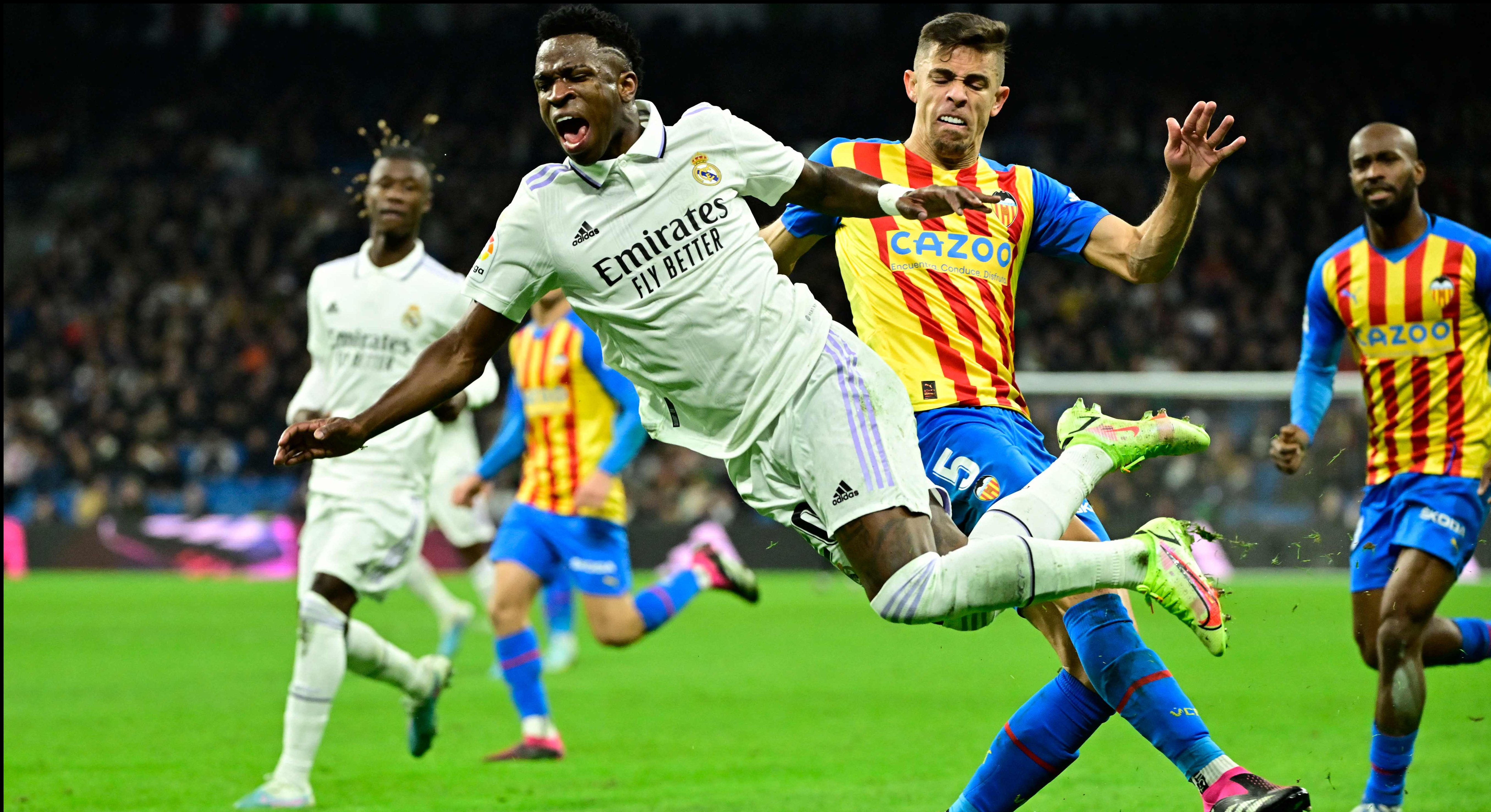 Momento en el que Paulista le comete una falta brutal a Vinicius. (Foto Prensa Libre: AFP)