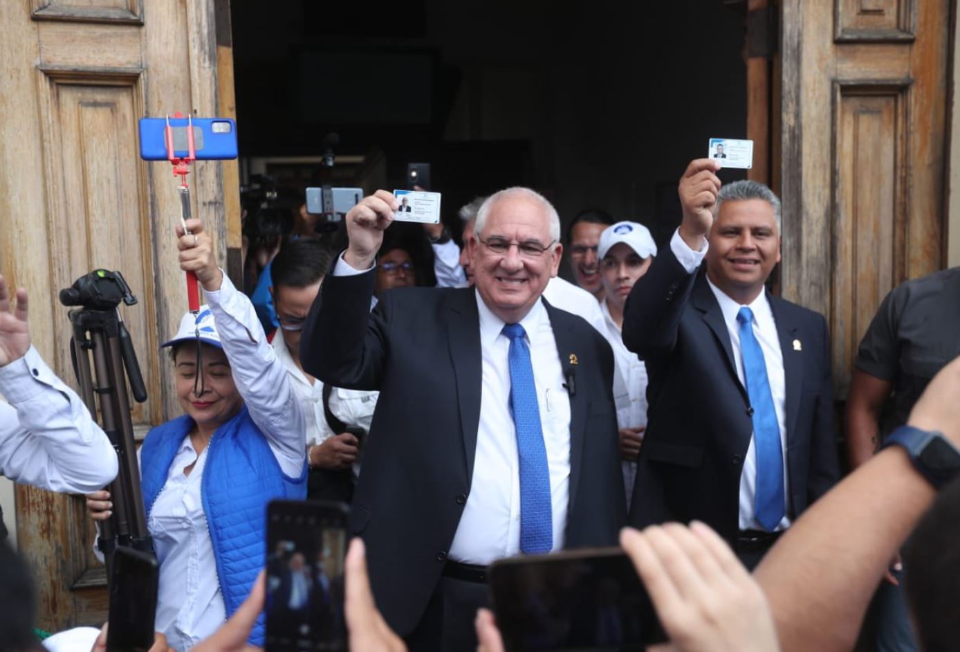 Isaac Farchi y Mauricio Zaldaña, del partido Azul son el segundo binomio en recibir sus credenciales en el Registro de Ciudadanos del TSE. (Foto Prensa Libre: Érick Ávila)
