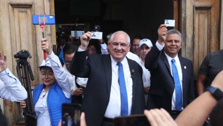 Isaac Farchi y Mauricio Zaldaña, del partido Azul son el segundo binomio en recibir sus credenciales en el Registro de Ciudadanos del TSE. (Foto Prensa Libre: Érick Ávila)