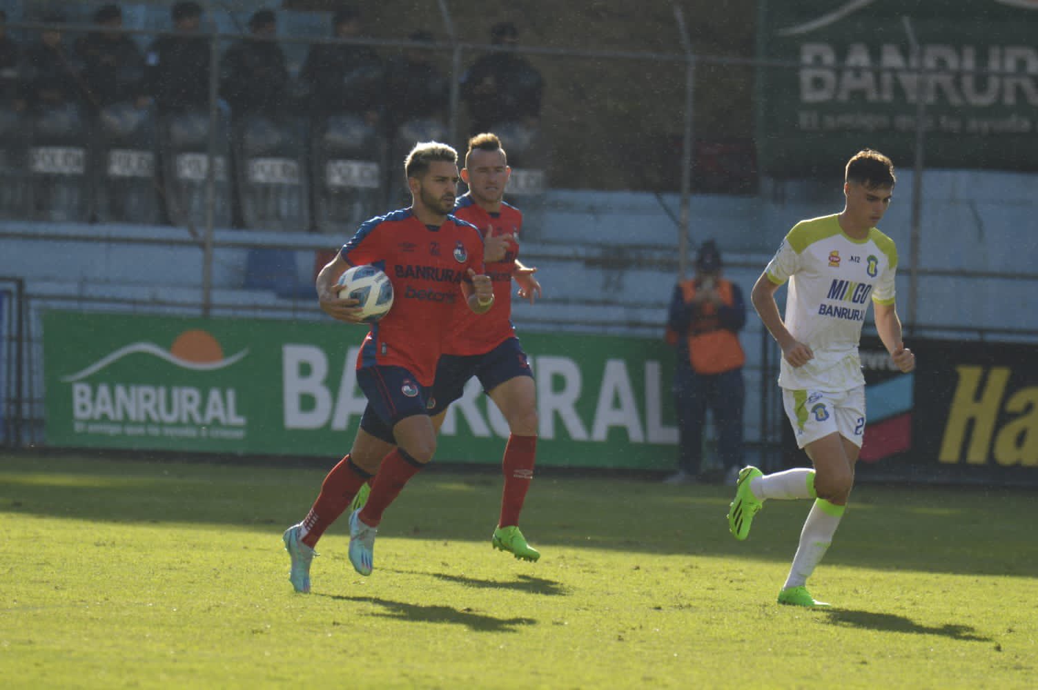 Rotondi después de su gol. Foto Prensa Libre (@futbolerosgt)