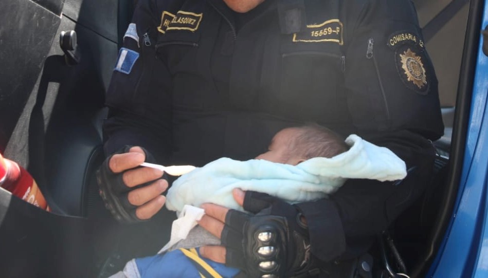 Pareja con bebé en brazos es detenida en estado de ebriedad y escandalizando