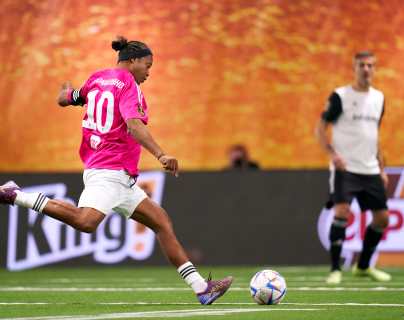¡Debut y capitanía! Ronaldinho se vuelve a vestir de corto en la Kings League de Piqué
