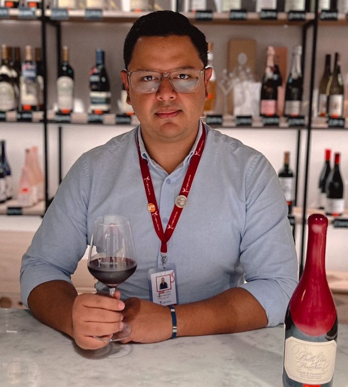 Gustavo Ovando, Amante de un buen vino y líder de mercadeo de Corchos. 