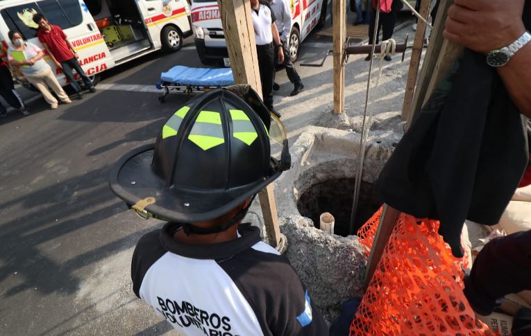 Un hombre de aproximadamente 30 años falleció luego de caer dentro de un pozo de casi 25 metros de profundidad. (Foto Prensa Libre: @BVoluntariosGT)