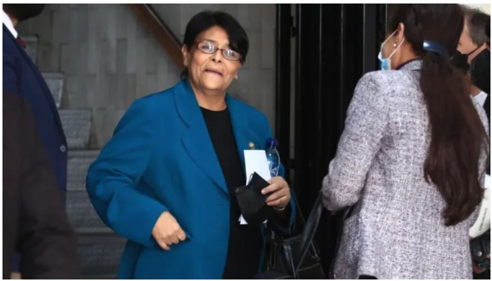 La jueza separada del cargo Coralia Carmina Contreras, se entregó a la justicia y fue beneficiada con una resolución en la que un juez revocó la orden de captura por el caso Fugas. (Foto Prensa Libre: Carlos Hernández Ovalle)
