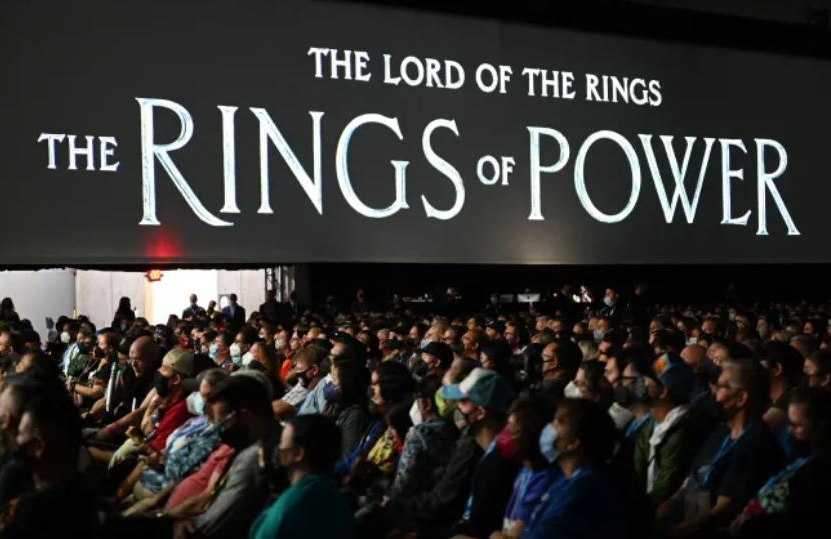 Los fans asisten al panel "El Señor de los Anillos: Los Anillos del Poder" en el Hall H del Centro de Convenciones durante la Comic-Con International el 22 de julio de 2022 en San Diego, California. (Foto Prensa Libre: AFP)