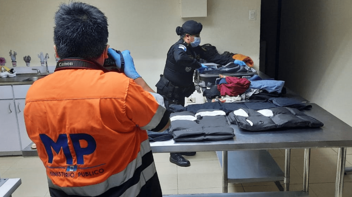 Transportaba cocaína en prendas de vestir: colombiana es condenada a 12 años de prisión y multa de Q50 mil