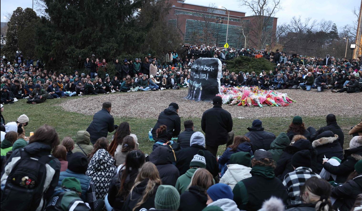 Estudiantes, durante una vigilia en Míchigan, tras la matanza de estudiantes. (Foto Prensa Libre: AFP)
