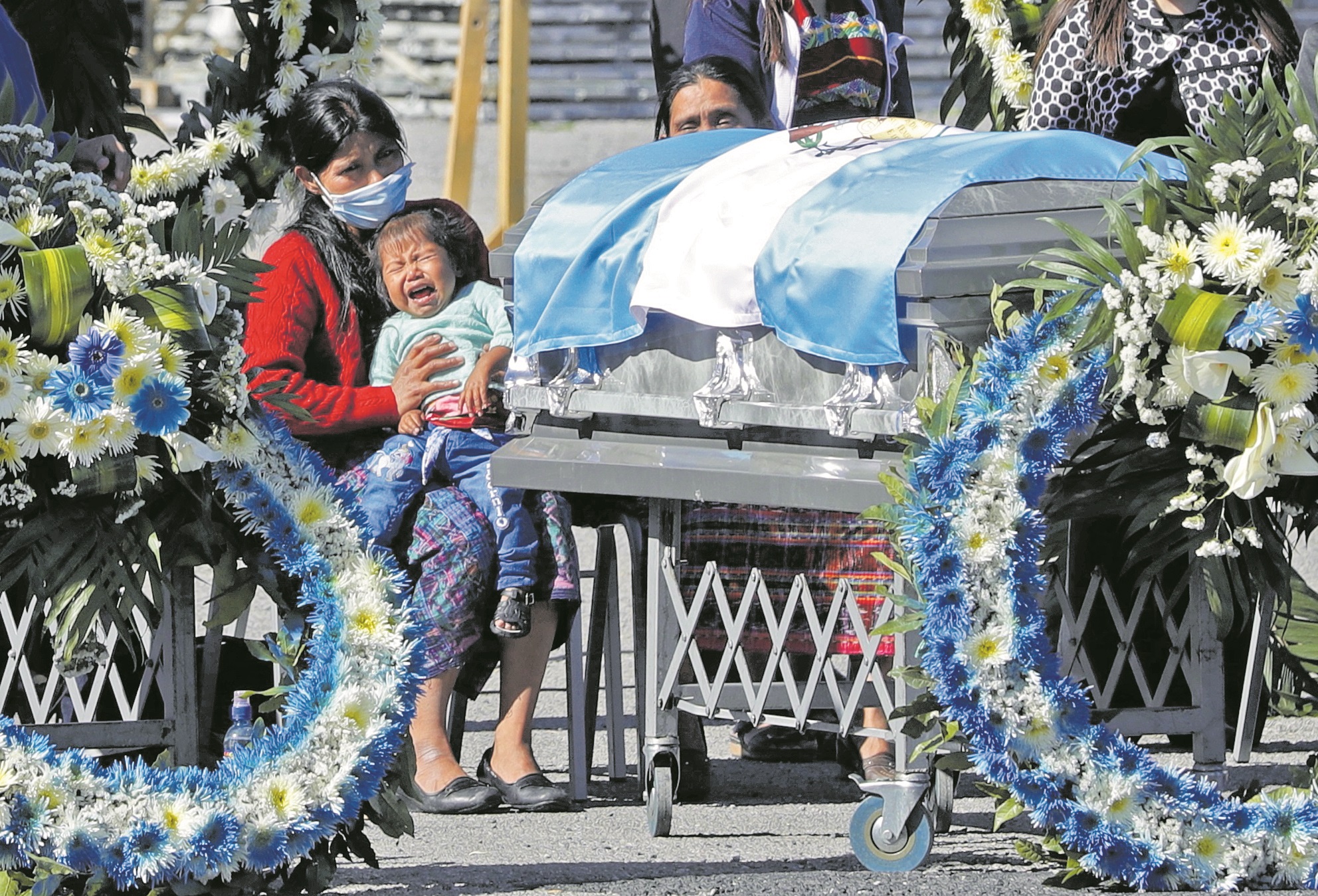 Una mujer, desconsolada, recibe el cuerpo de uno de sus familiares que murió en la masacre de Camargo, Tamaulipas, en enero de 2021. Por el caso hay policías estatales señalados, pero todavía no hay condenas. (Foto Prensa Libre: Hemeroteca PL/Esbin García)